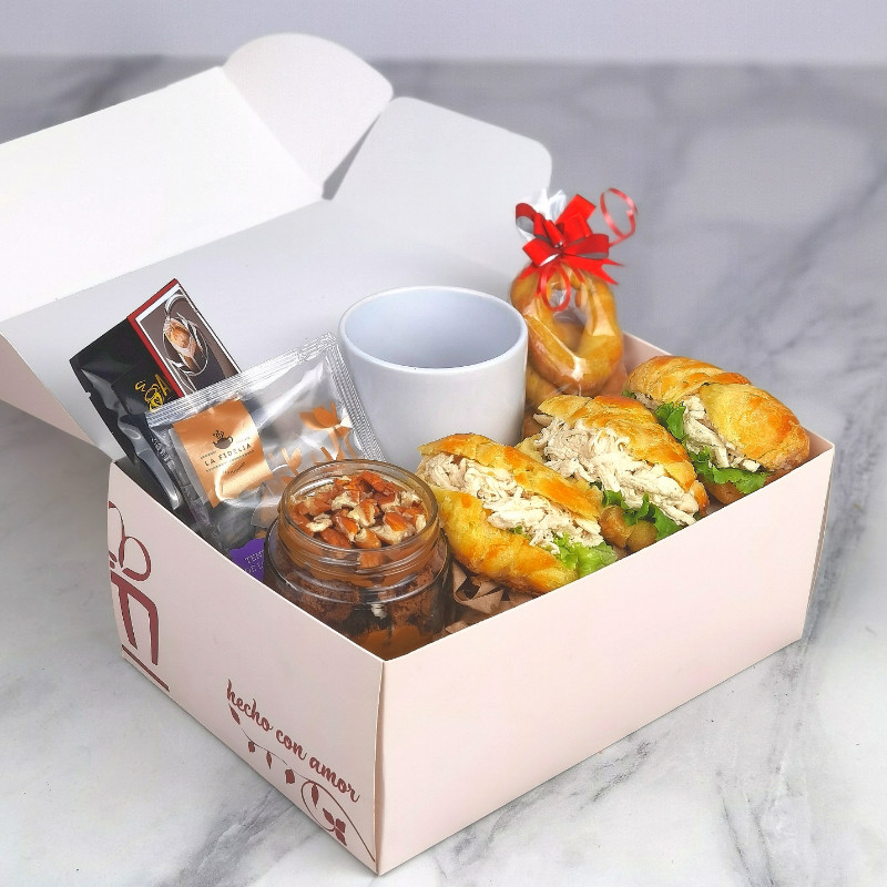 Lonche con taza personalizada y mini croissants | Regalos Munakuy